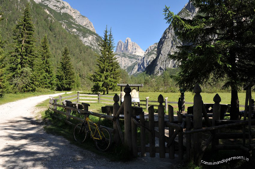 003 Le Tre Cime di Lavaredo viste dalla Val di Landro.JPG